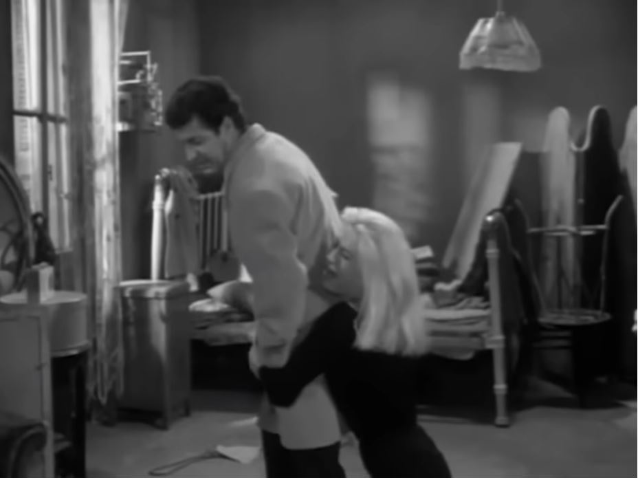 Κατερίνα Χέλμη: Η φράση που άφησε εποχή – «Μην φύγεις Ντόρη… Θα φαρμακωθώ»