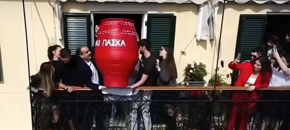 Πάσχα 2023: Έσπασαν οι μπότηδες στην Κέρκυρα – Δείτε βίντεο από το έθιμο