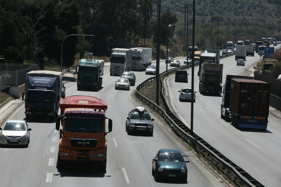 Έξοδος Πάσχα: Αυξημένη η κίνηση στην εθνική Αθηνών-Κορίνθου – Πού υπάρχουν προβλήματα, πόσα οχήματα έφυγαν από την Αττική