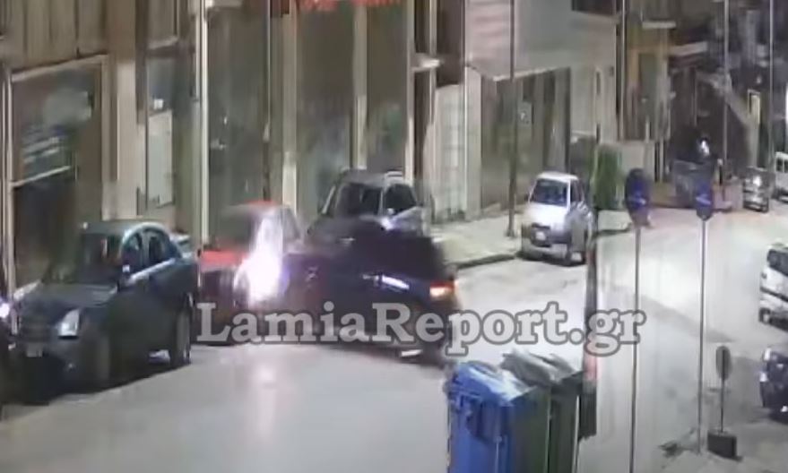 «Τρελή» πορεία αυτοκινήτου στη Λαμία – Έπεσε πάνω σε παρκαρισμένα οχήματα – Δείτε ΒΙΝΤΕΟ