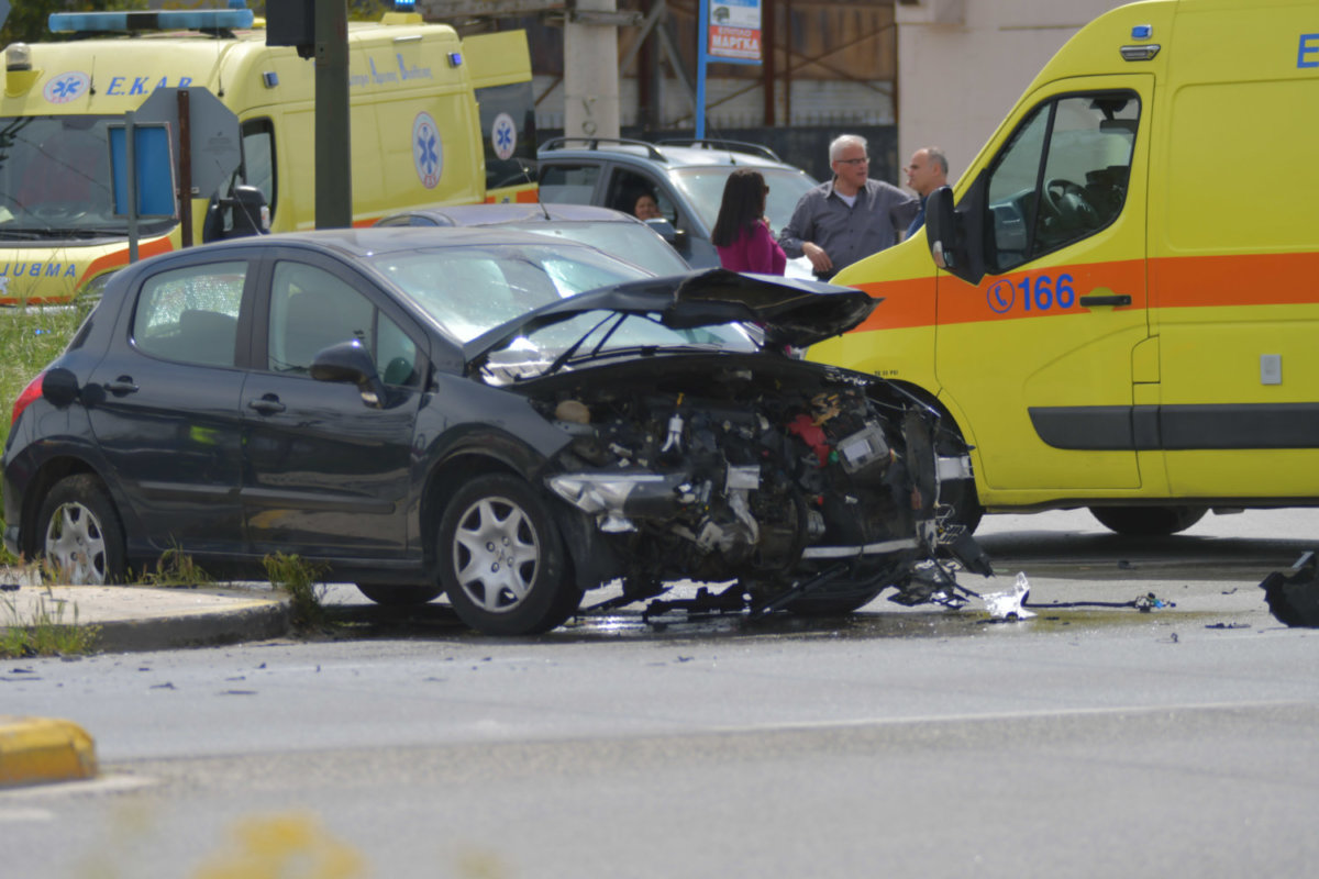 Λάρισα: Τροχαίο με δυο τραυματίες – ΦΩΤΟ