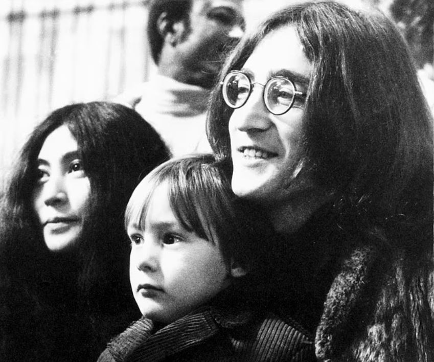 Daily Mail: Δημοσιεύει έγγραφα που αμφισβητούν την επίσημη εκδοχή για την δολοφονία του Τζον Λένον