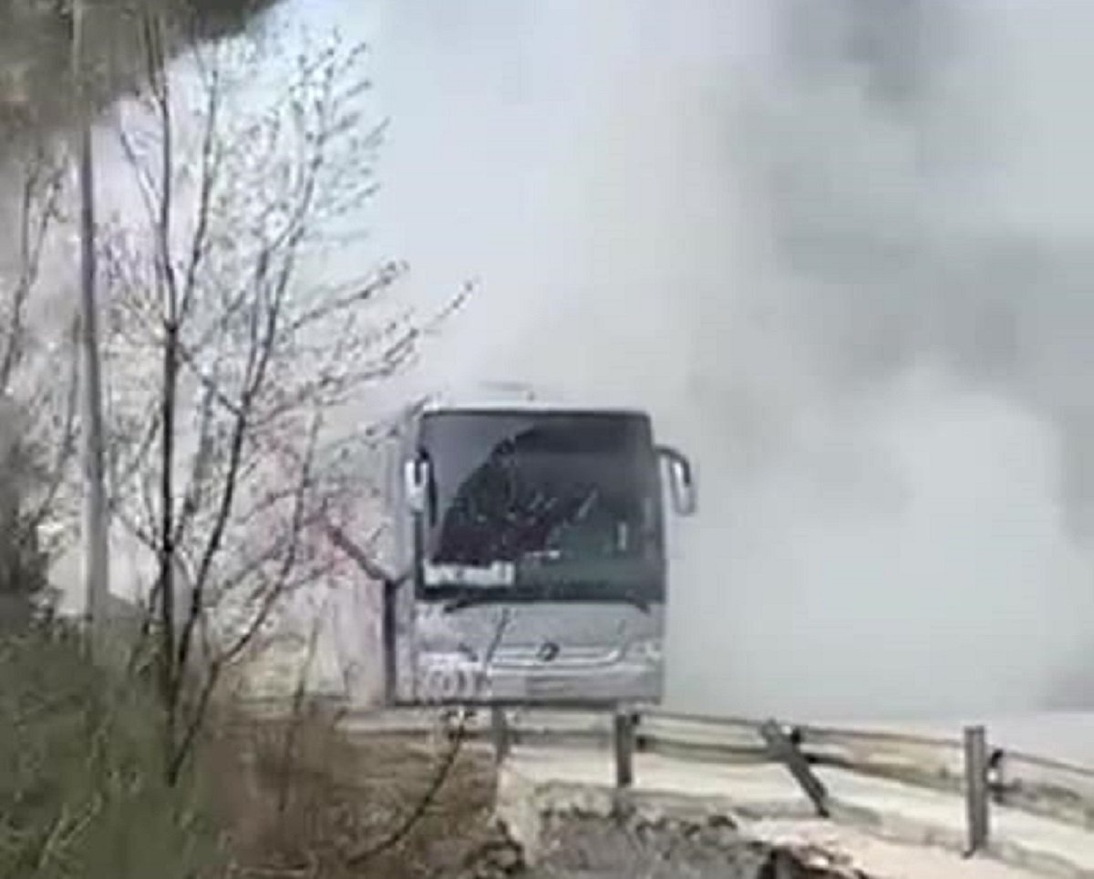 Μέτσοβο: ΒΙΝΤΕΟ από την στιγμή που το λεωφορείο με 52 μαθητές πήρε φωτιά – «Μαμά μην ανησυχείς, είμαι καλά»