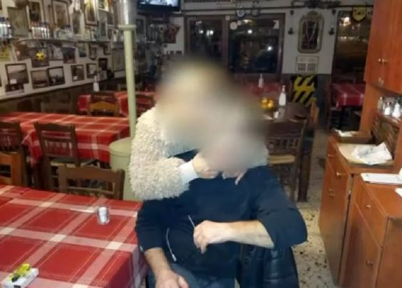 Λέσβος: Περιέλουσε με βενζίνη τον σύζυγό της