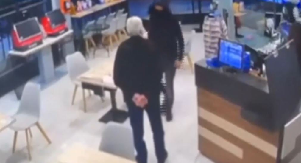 Περιστέρι: ΒΙΝΤΕΟ ντοκουμέντο από ένοπλη ληστεία σε κατάστημα ΟΠΑΠ