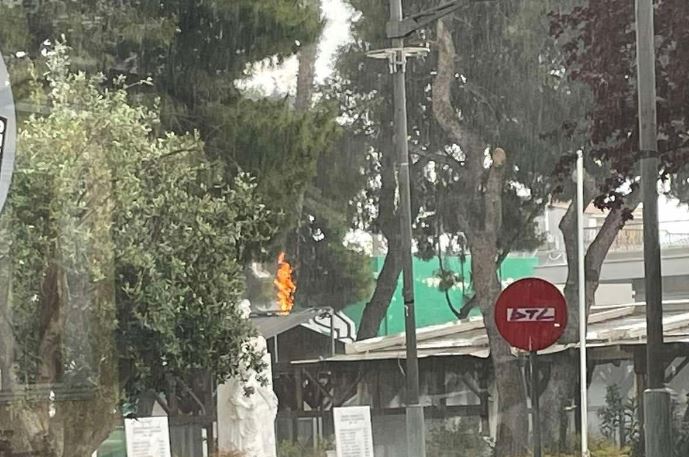 Μαρούσι: Κεραυνός έπεσε δίπλα σε καφετέρια – Άρπαξαν φωτιά τα δέντρα – ΦΩΤΟ