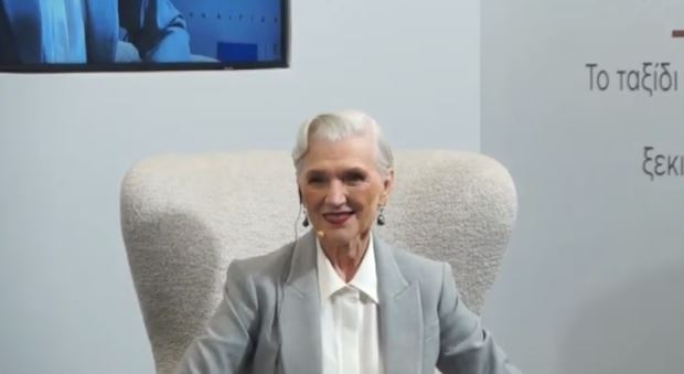 Στην Σαντορίνη η μητέρα του Έλον Μασκ με συνοδεία 8 σωματοφυλάκων