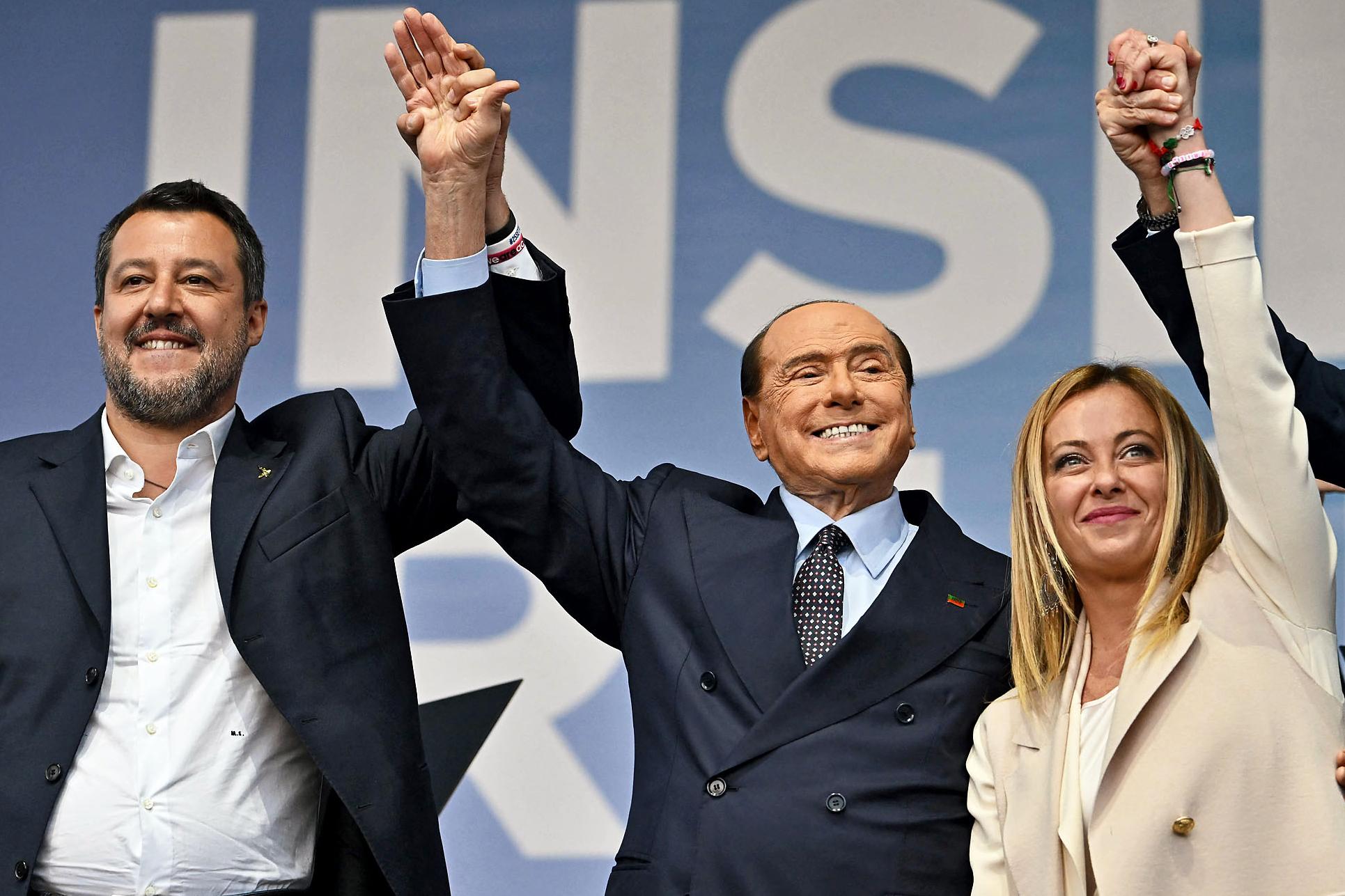 Μπερλουσκόνι: Τηλεφώνησε στο υπουργικό Συμβούλιο – Πολεμάει σαν λιοντάρι, λέει ο γιος του