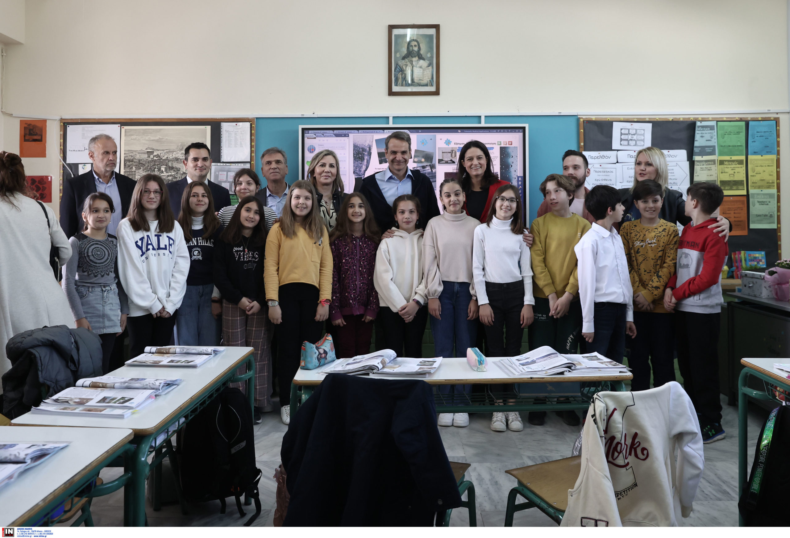 Επίσκεψη Μητσοτάκη-Κεραμέως στο 7ο δημοτικό σχολείο Αγίων Αναργύρων – Παραδίδονται οι πρώτοι διαδραστικοί πίνακες διδασκαλίας