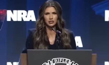 ΗΠΑ: Οργή κατά Ρεπουμπλικανής κυβερνήτη – Δήλωσε πως η δίχρονη εγγονή της έχει όπλα