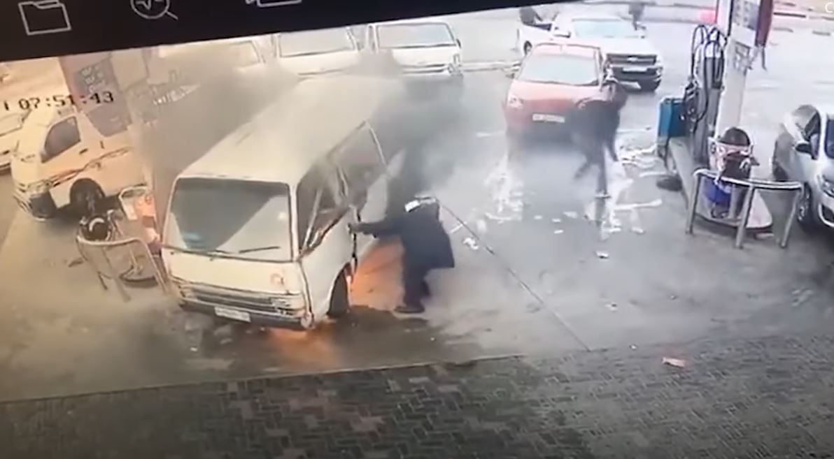 Η στιγμή που βανάκι γεμάτο επιβάτες παίρνει φωτιά σε βενζινάδικο στη Νότια Αφρική