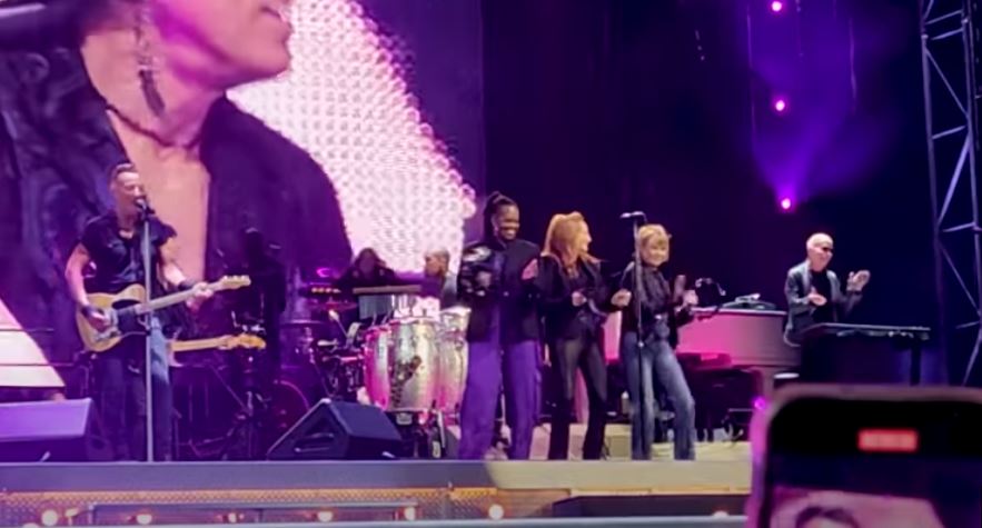 Μισέλ Ομπάμα: Έκανε φωνητικά στον Μπρους Σπρίνγκστιν στη συναυλία του στην Βαρκελώνη – ΒΙΝΤΕΟ