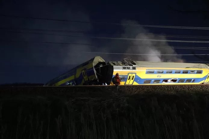 Σιδηροδρομικό ατύχημα στην Ολλανδία: Τρένο συγκρούστηκε με μηχάνημα έργων – Εικόνες και βίντεο από το σημείο