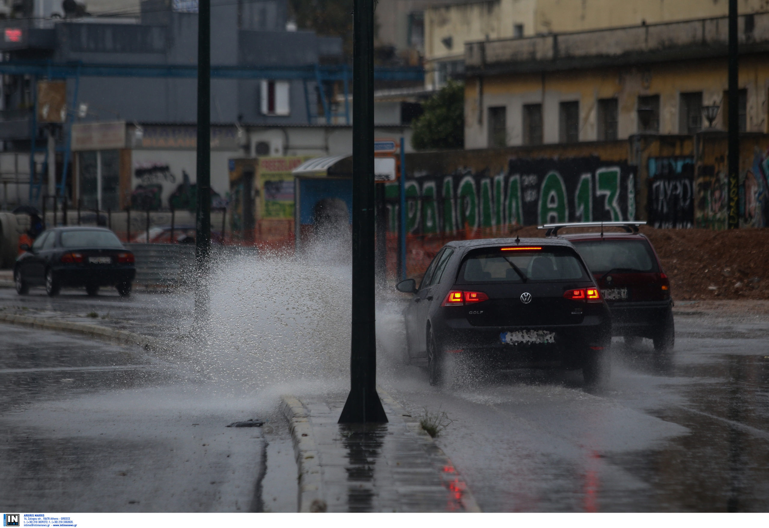 Καθίζηση στην Πειραιώς – Κλειστή η δεξιά λωρίδα, ουρές τα αυτοκίνητα