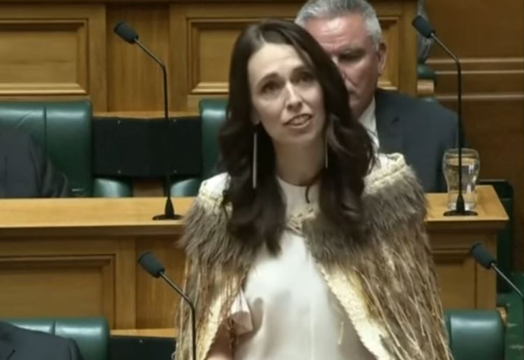 Νέα Ζηλανδία: Με δάκρυα στα μάτια η τελευταία ομιλία της πρώην πρωθυπουργού στο κοινοβούλιο – ΒΙΝΤΕΟ