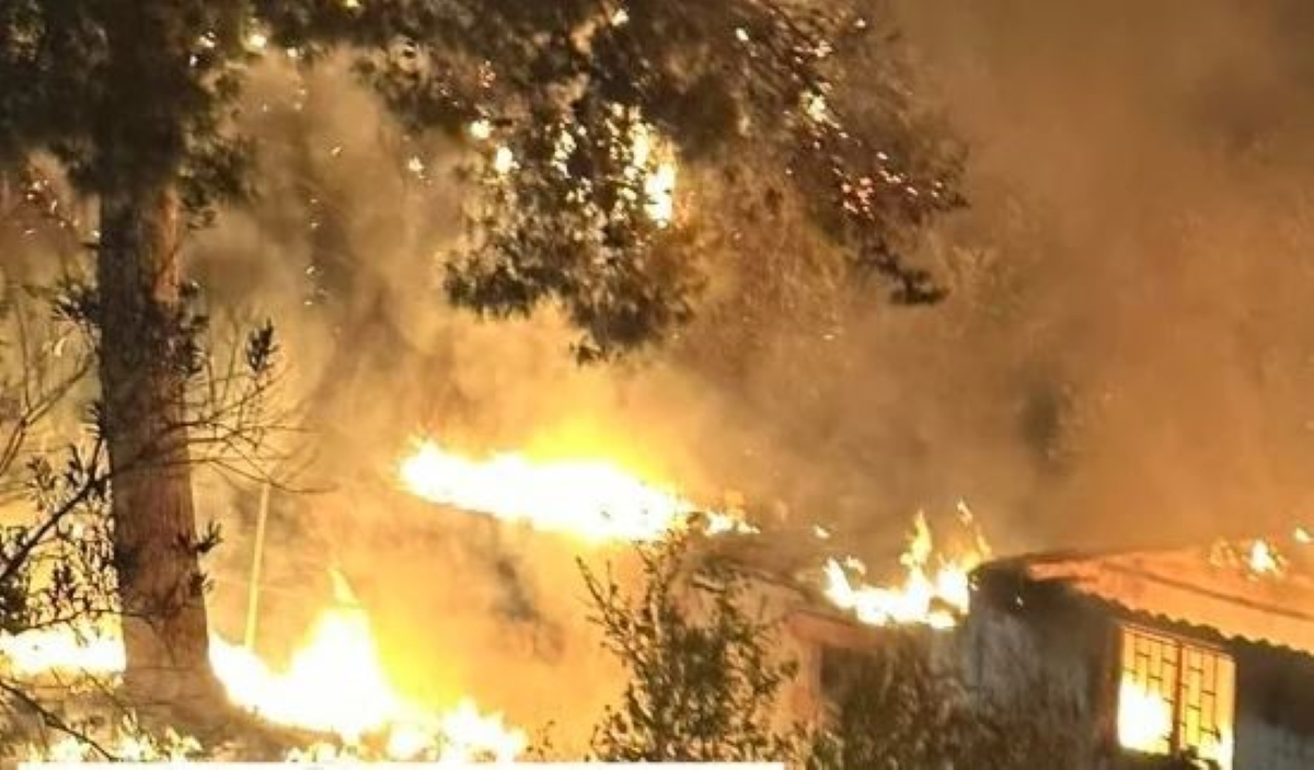 Μεγάλη φωτιά σε σπίτι στην Ραφήνα