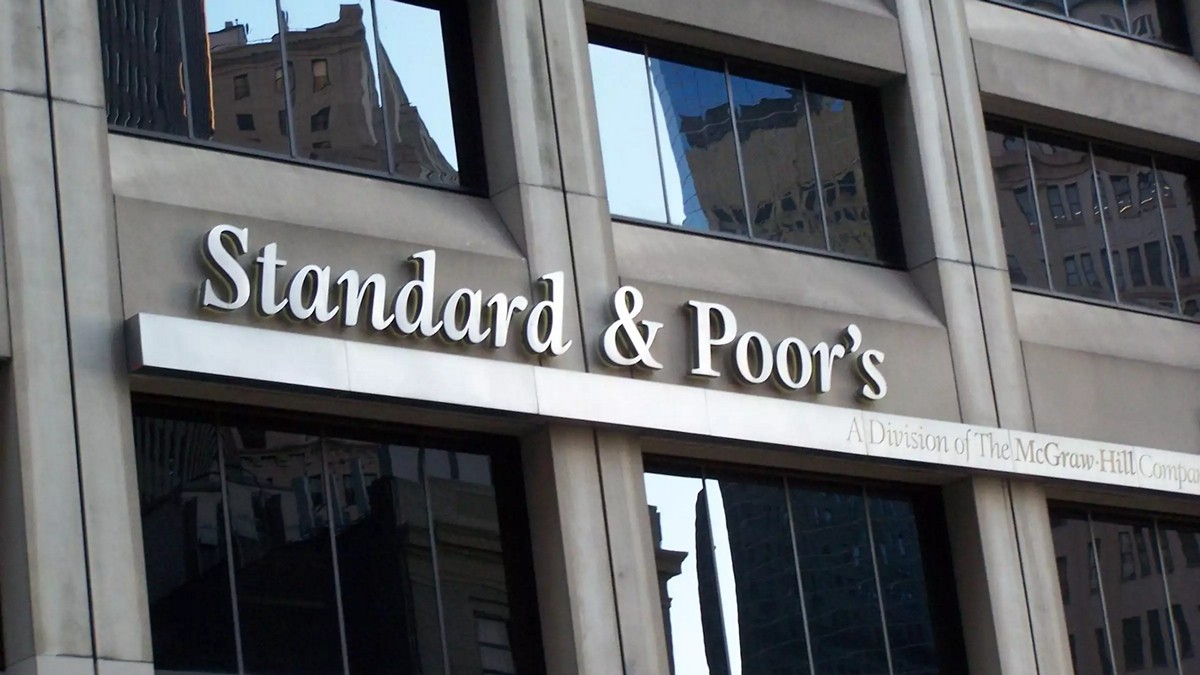 Standard & Poors: Αναβάθμισε τις προοπτικές του αξιόχρεου της Ελλάδας από σταθερές σε θετικές
