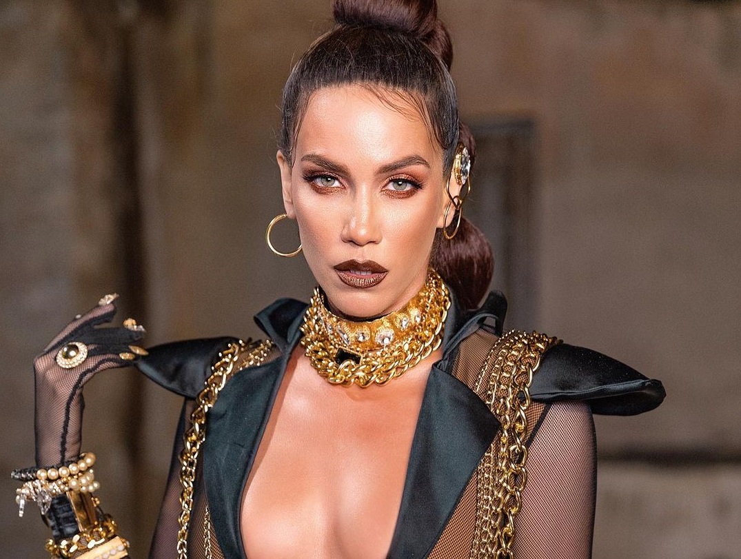 Με λευκό μαγιό η Κατερίνα Στικούδη – Οι πιπεράτες αποκαλύψεις για τα δύσκολα βράδια