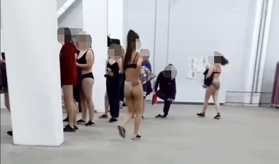 Ρωσία: Γδύνουν εργαζόμενες και τις ψάχνουν για να δουν αν έκλεψαν