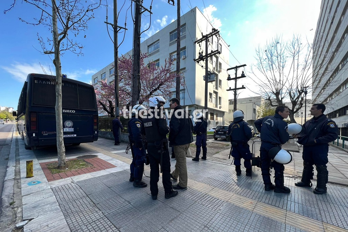 Θεσσαλονίκη: Επίθεση με πέτρες κατά διμοιρίας των ΜΑΤ στο ΑΠΘ