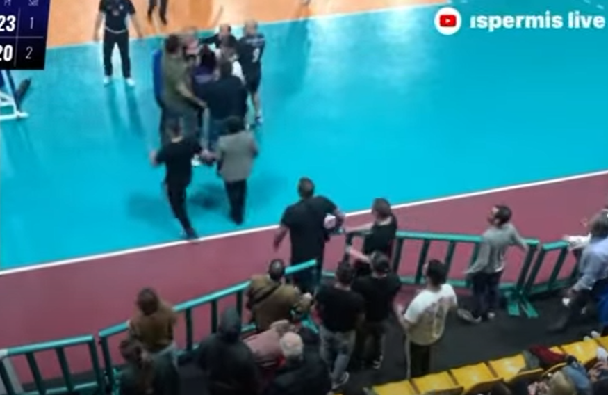Πάτρα: Άγριο ξύλο σε αγώνα βόλεϊ – Οπαδός μπούκαρε στον αγωνιστικό χώρο – ΒΙΝΤΕΟ