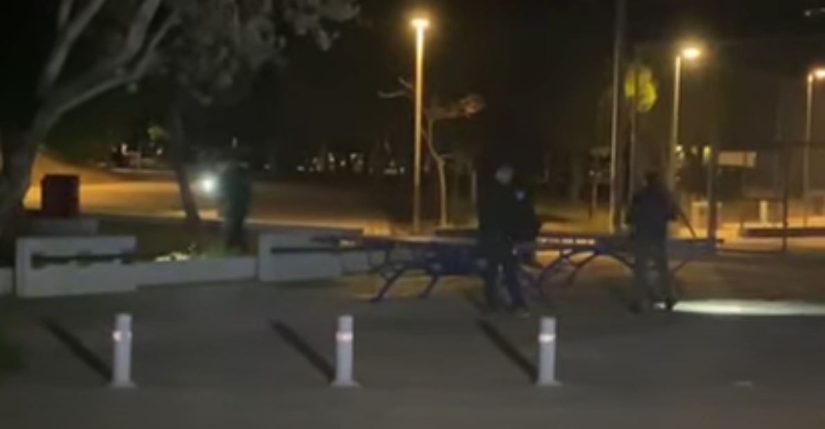 Πυροβολισμοί στη Βούλα: 19χρονος «έφαγε» σφαίρα ενώ γυμναζόταν στο πάρκο – Νέα στοιχεία