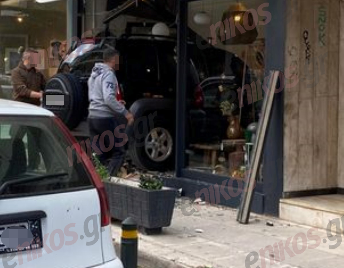 Χαλάνδρι: Αυτοκίνητο «καρφώθηκε» σε μαγαζί – ΦΩΤΟ αναγνώστη