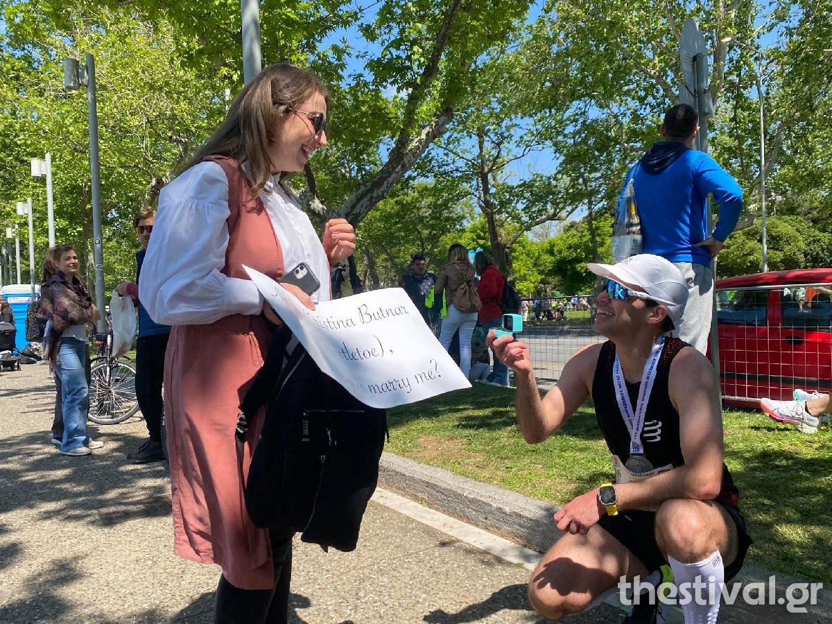 Θεσσαλονίκη: Έτρεξε στον Μαραθώνιο και στον τερματισμό έκανε… πρόταση γάμου