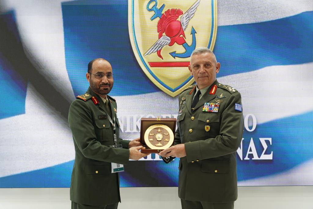 Εμβάθυνση των στρατιωτικών δεσμών Ελλάδας – Ηνωμένων Αραβικών Εμιράτων