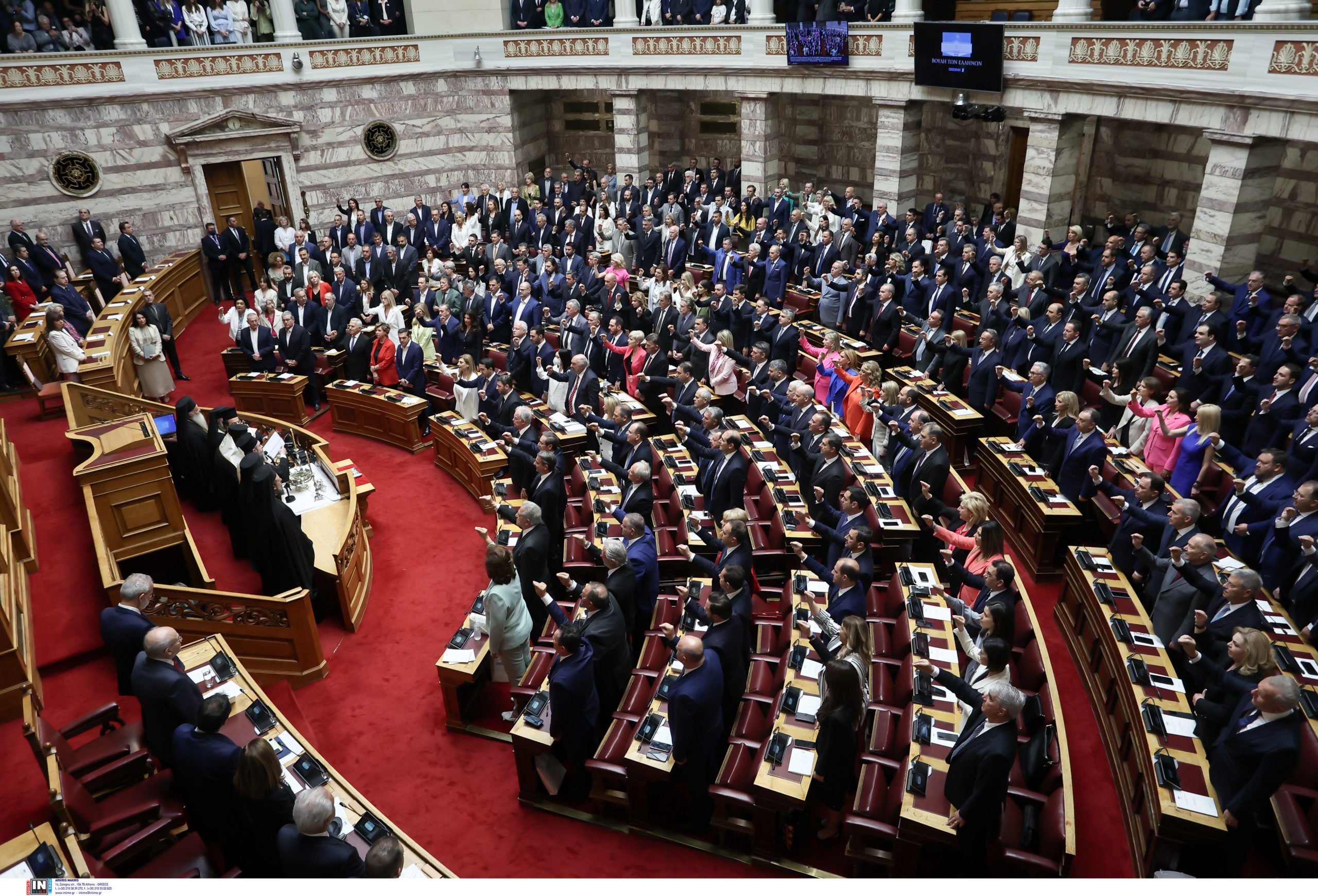 Μια ματιά από τα θεωρεία στην ορκωμοσία της νέας Βουλής – Μπέρδεμα με τις θέσεις για το ΠΑΣΟΚ
