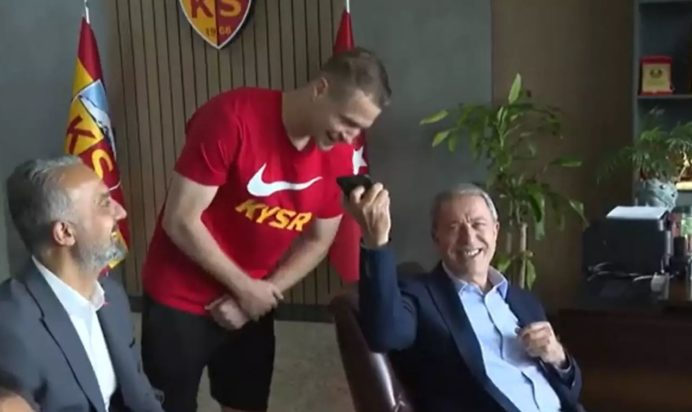 Χουλουσί Ακάρ