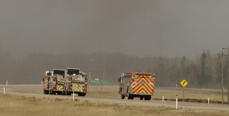 Καναδάς: 87 ενεργές εστίες φωτιάς – Ελπίζουν σε βροχές για να τις περιορίσουν