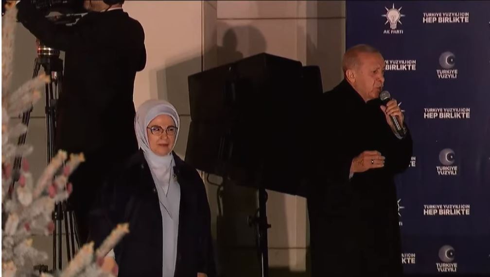 Τουρκικές εκλογές: Ο Ερντογάν τραγούδησε στο μπαλκόνι της νίκης