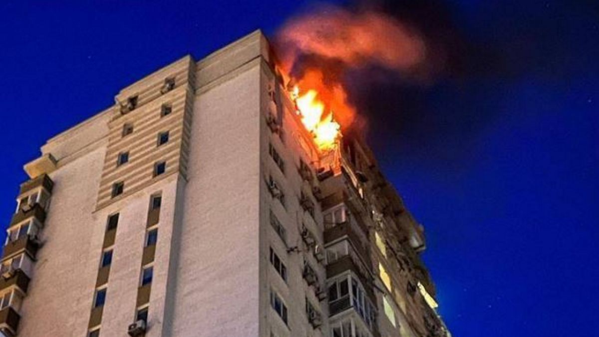 Ουκρανία: Φωτιά σε πολυκατοικία στο Κίεβο από συντρίμμια drone – Ένας τραυματίας