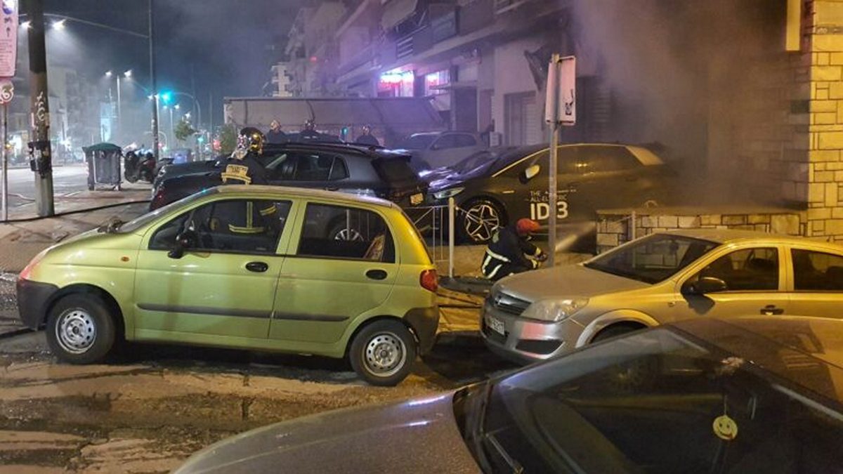 Φωτιά σε εταιρεία πώλησης αυτοκινήτων στην Λεωφόρο Αλεξάνδρας –  Συναγερμός στην Πυροσβεστική