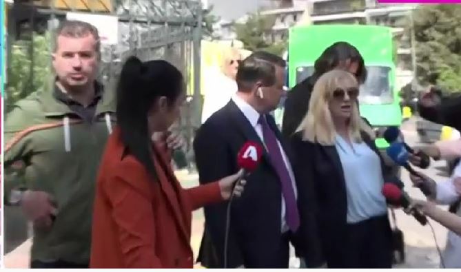 Στην Ευελπίδων η χήρα του Γιώργου Καραϊβάζ