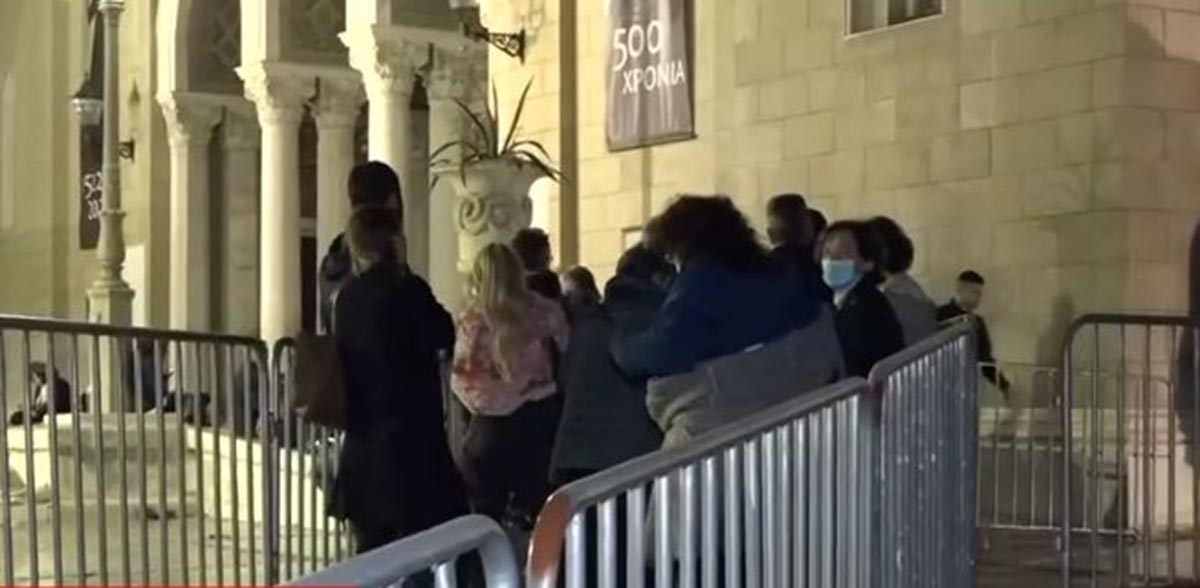 Πιστοί στην Μητρόπολη Αθηνών για την εικόνα "Άξιον Εστί"