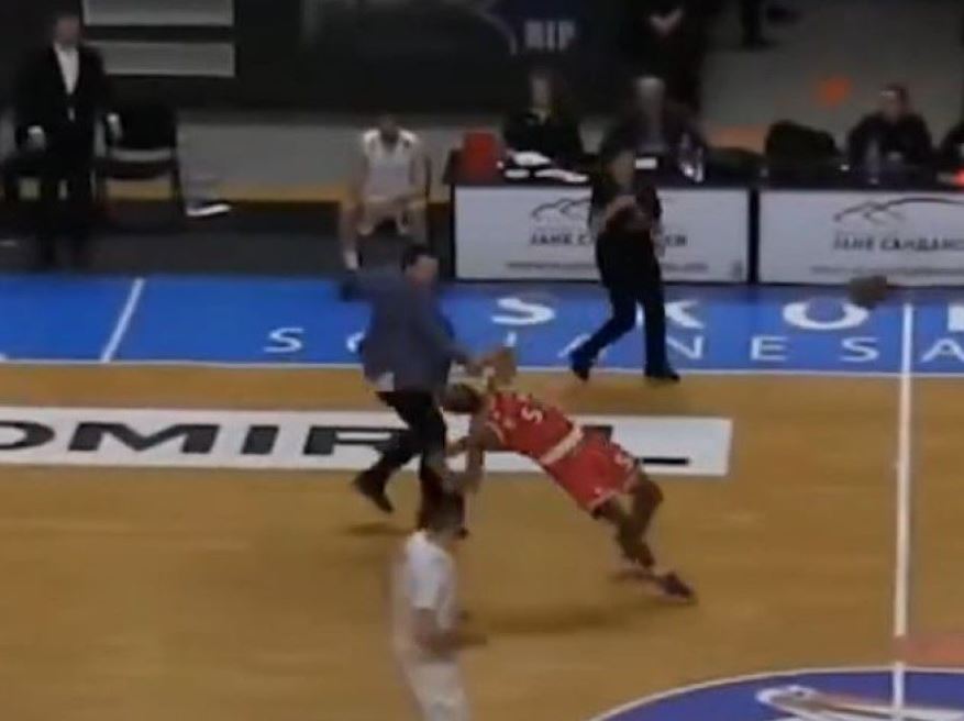 Νέες… τακτικές σε αγώνα μπάσκετ: Προπονητής γκρέμισε παίκτη για να σταματήσει τον αιφνιδιασμό – ΒΙΝΤΕΟ