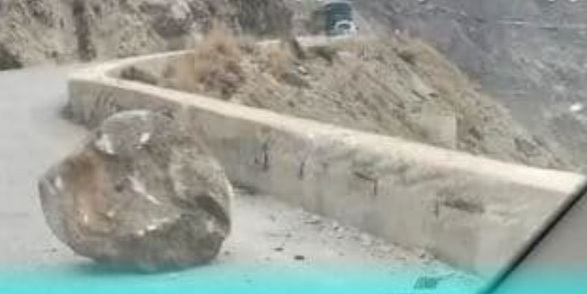 Βράχος έπεσε στον δρόμο στην Σαντορίνη