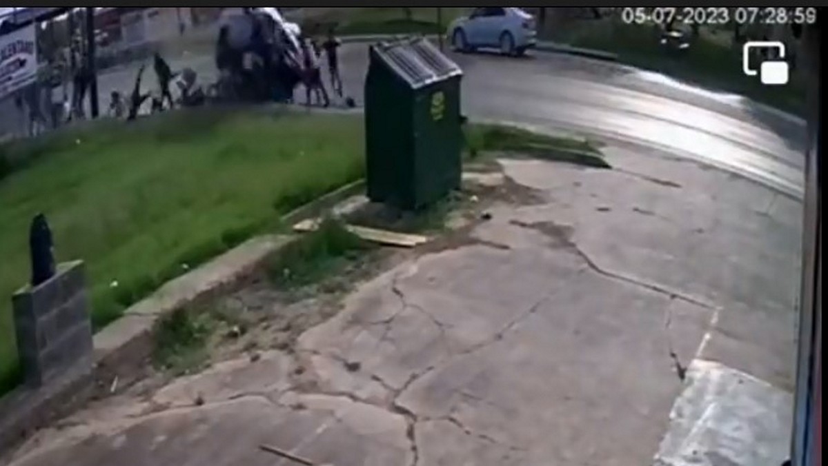 Τέξας: Η στιγμή που το αυτοκίνητο πέφτει πάνω στους πεζούς έξω από κέντρο μεταναστών – Προσοχή, σκληρό βίντεο