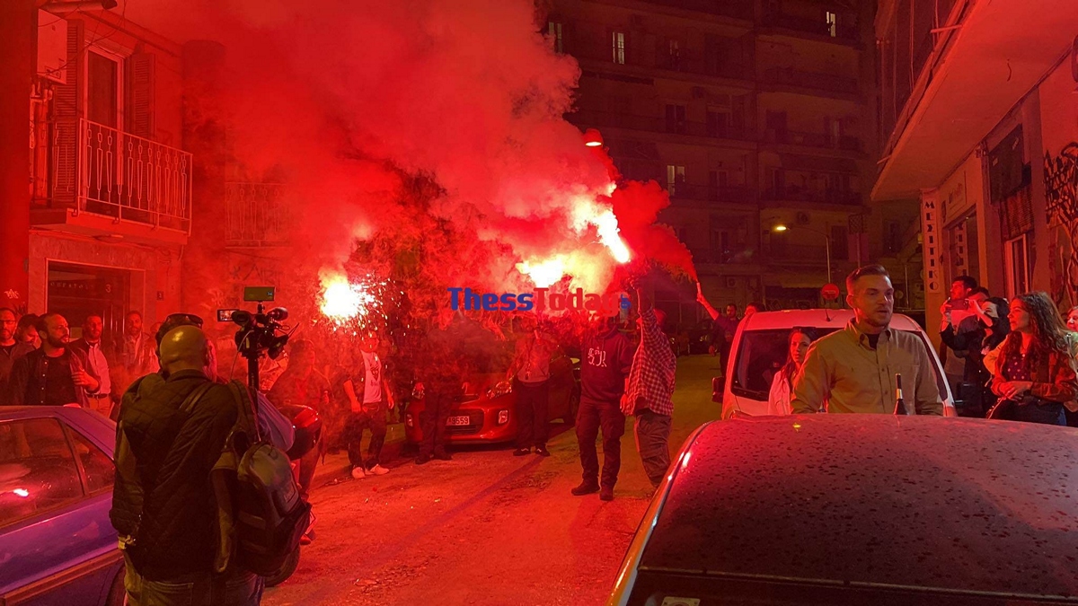 Εκλογές 2023: Φίλοι και στελέχη του ΚΚΕ έστησαν πάρτι με πυρσούς στην Θεσσαλονίκη – ΒΙΝΤΕΟ και ΦΩΤΟ