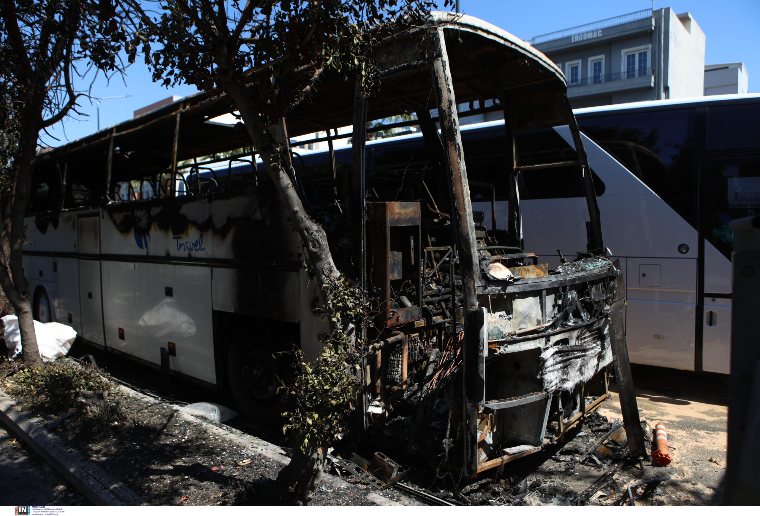 Επεισόδια με μολότοφ και χημικά στον Βοτανικό – Κάηκαν τουριστικά λεωφορεία