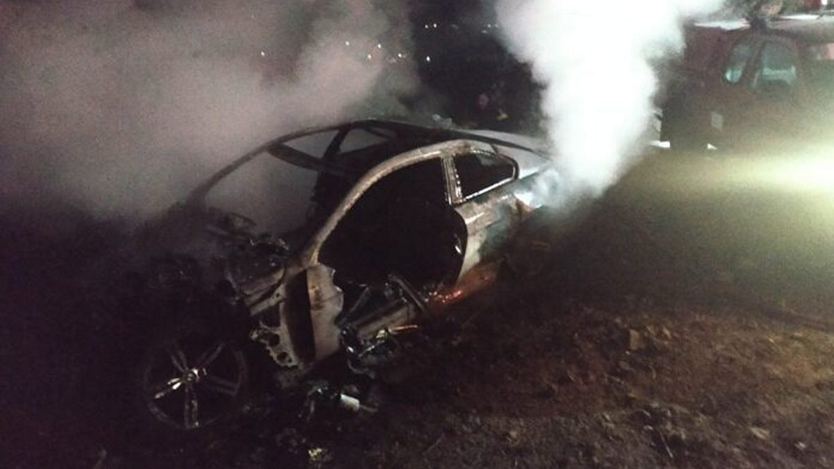 Σαντορίνη: Αυτοκίνητο τυλίχτηκε στις φλόγες