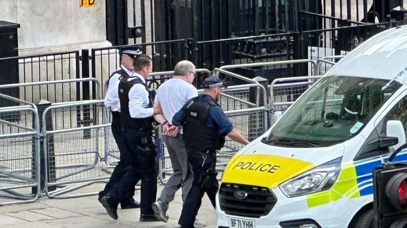 Βρετανία: Αυτοκίνητο έπεσε στις πύλες της Ντάουνινγκ Στρητ – Συνελήφθη ο οδηγός