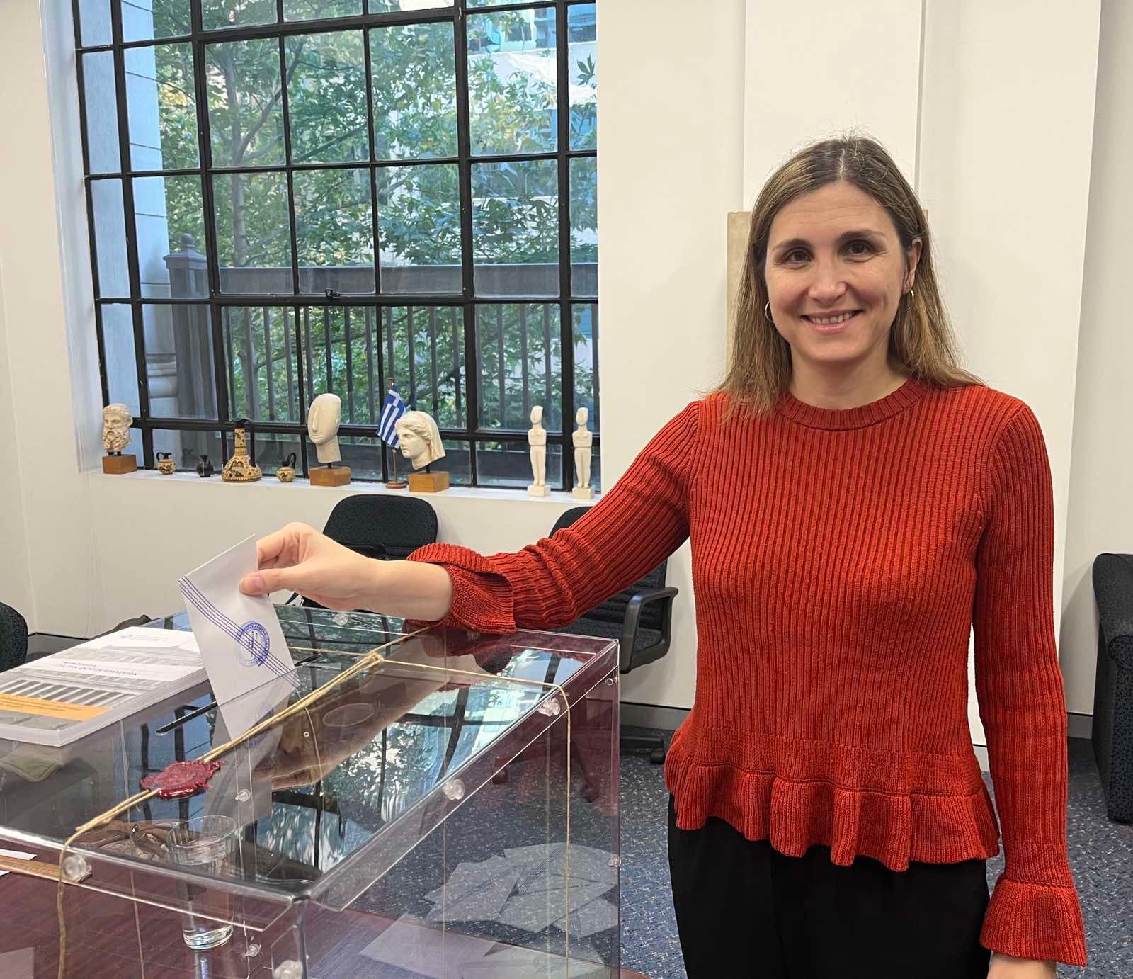 Εκλογές 2023: Στις κάλπες οι ομογενείς – Με σημαίες και πανό στα εκλογικά τμήματα