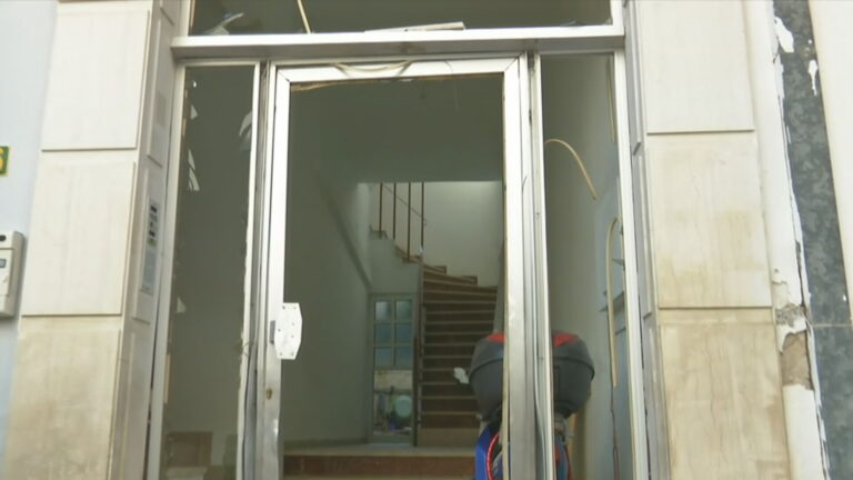 Περιστέρι: Έκρηξη σε είσοδο πολυκατοικίας – Σοβαρές ζημιές σε 5 αυτοκίνητα