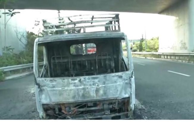 Φωτιά σε φορτηγάκι στην Λ. Κύμης