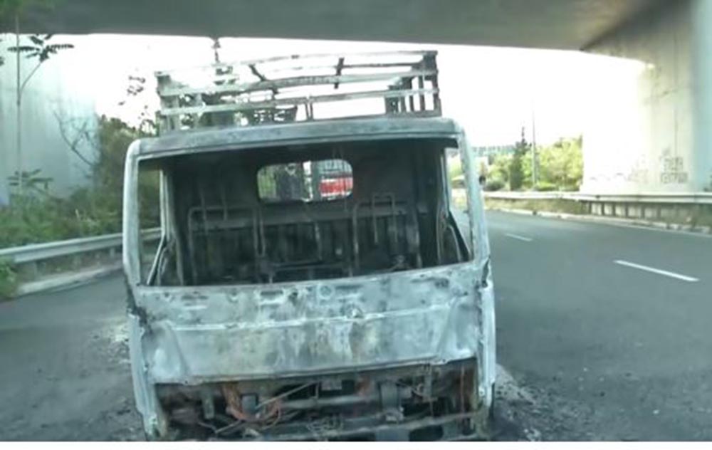 Φωτιά σε φορτηγάκι στην Λ. Κύμης