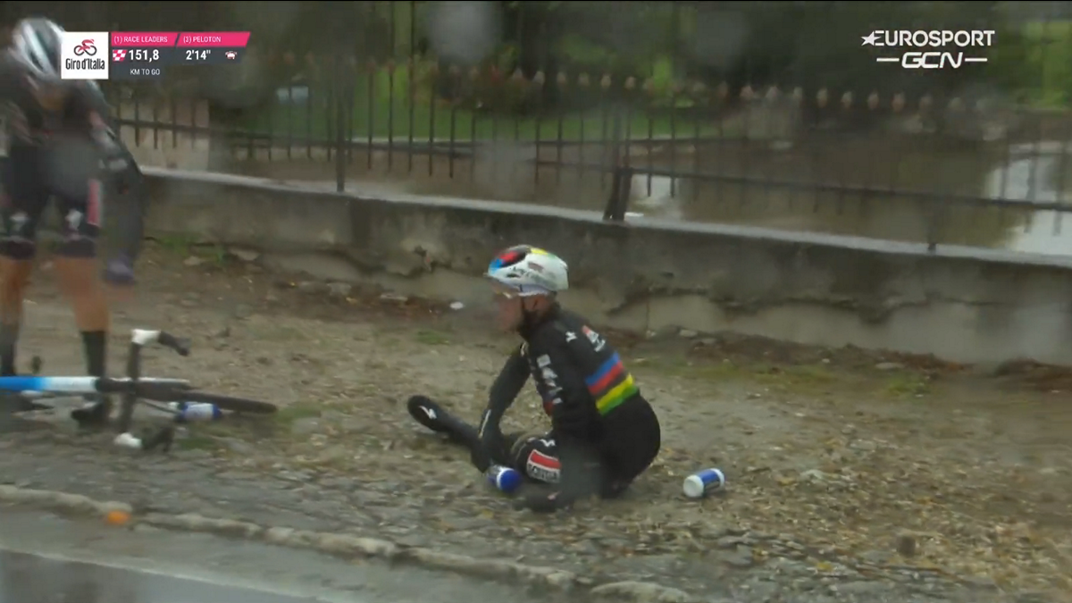 Σκύλος προκάλεσε ατύχημα στον παγκόσμιο πρωταθλητή ποδηλασίας στον Γύρο Ιταλίας