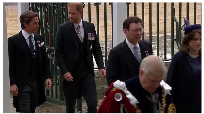 Βασιλιάς Κάρολος: Μόνος έφτασε ο πρίγκιπας Χάρι – Θα καθίσει στην τρίτη σειρά